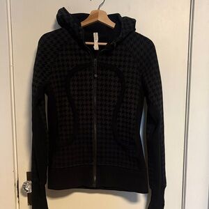 Lululemon size 8 Scuba Houndstooth pattern